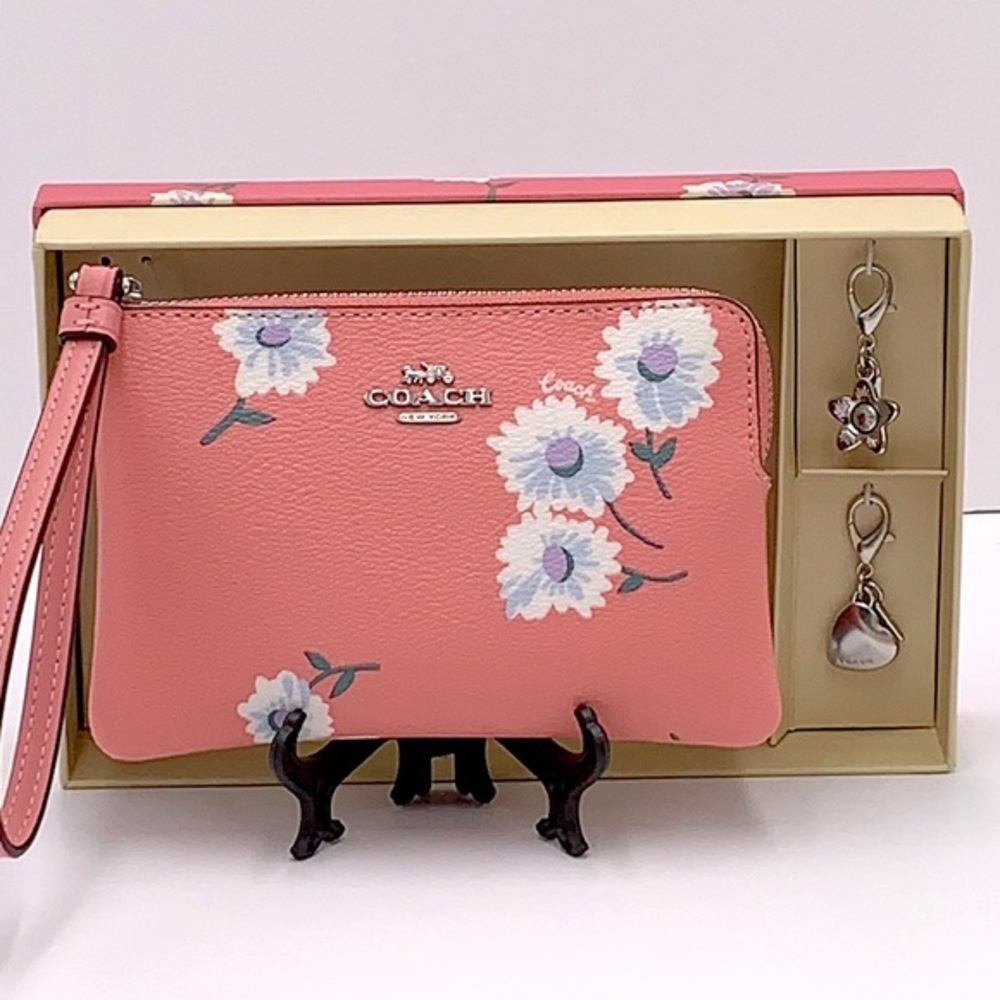 COACH Boxed Corner Zip Wristlet With Daisy Print COLOR:
Silver/Bubblegum…